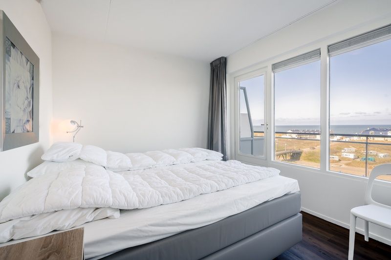 Slaapkamer met panoramisch uitzicht in Appartement Juliana 154 Zeezicht, De Koog, Texel.