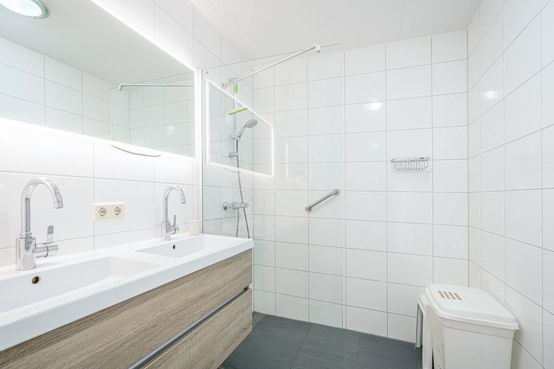 Moderne badkamer met dubbele wastafel in Appartement Juliana 154 Zeezicht, De Koog, Texel.