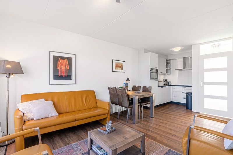 Eethoek met houten tafel in Appartement Juliana 154 Zeezicht, De Koog, Texel.