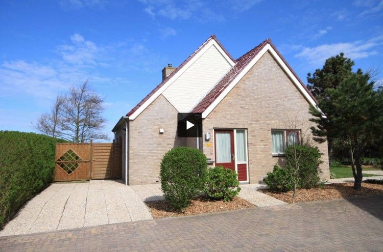 6 Persoons luxe villa met sauna in De Koog, Texel, buitenaanzicht met tuin en oprit.