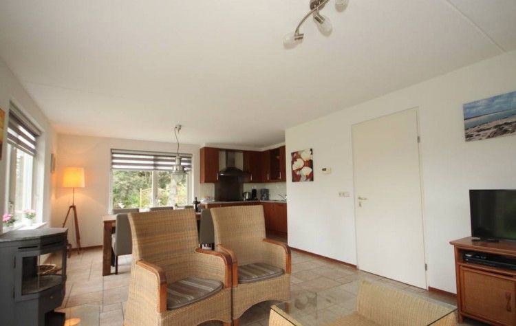 Open woonkamer en keuken in 6 Persoons luxe villa met sauna in De Koog, Texel, met comfortabele zitruimte.
