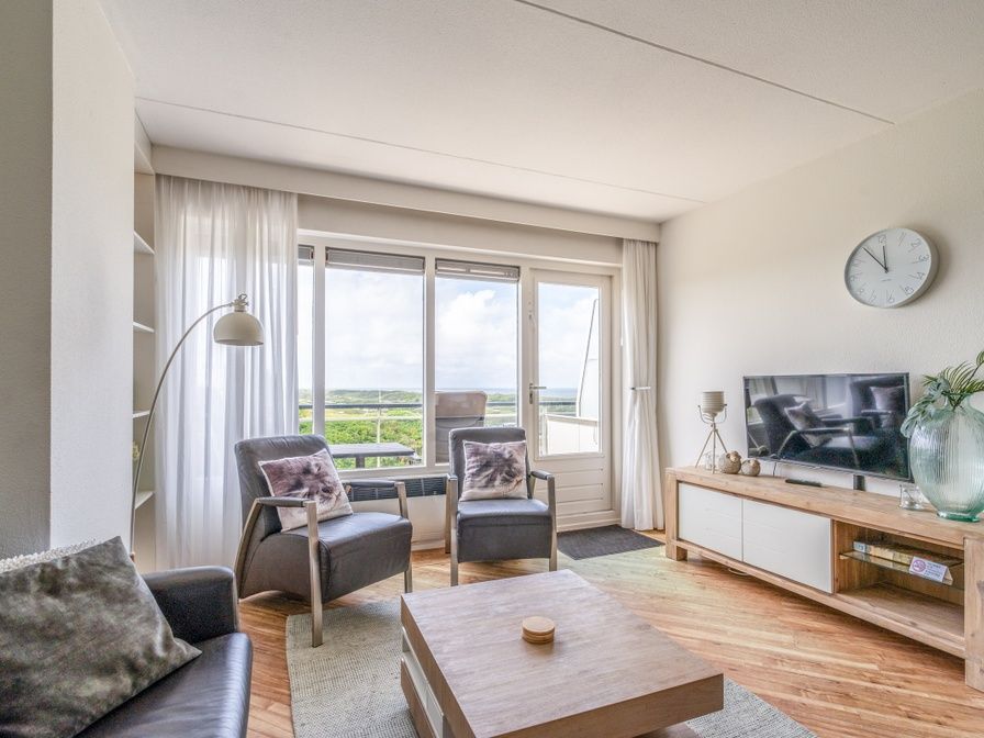 Lichte woonkamer in Appartement Juliana 146 Eiland en Zeezicht, De Koog, Texel met panoramisch uitzicht op natuur.