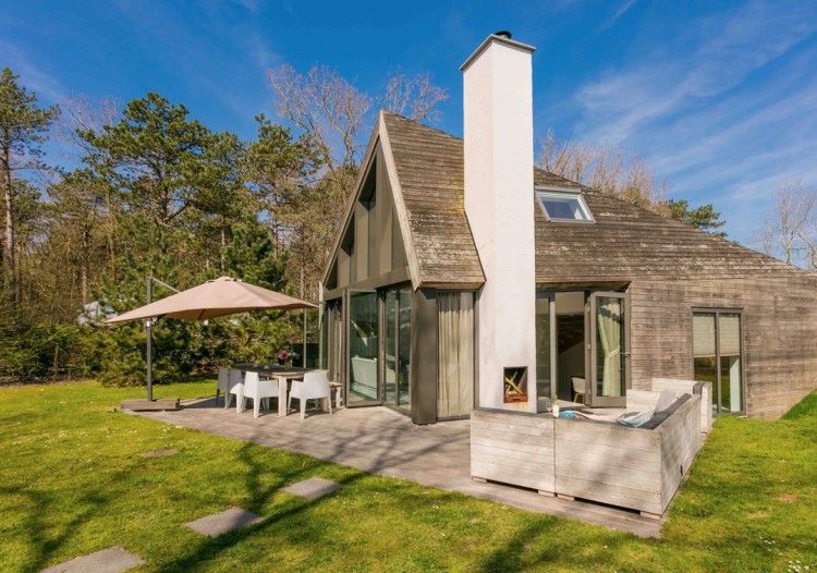 Duynzoom 1 whirlpool & Sauna vakantiehuis in De Koog, Texel met zonnig terras en moderne architectuur.