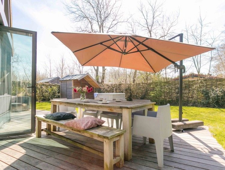 Buitenruimte van Duynzoom 1 whirlpool & Sauna in De Koog, Texel met uitnodigende veranda en eettafel.