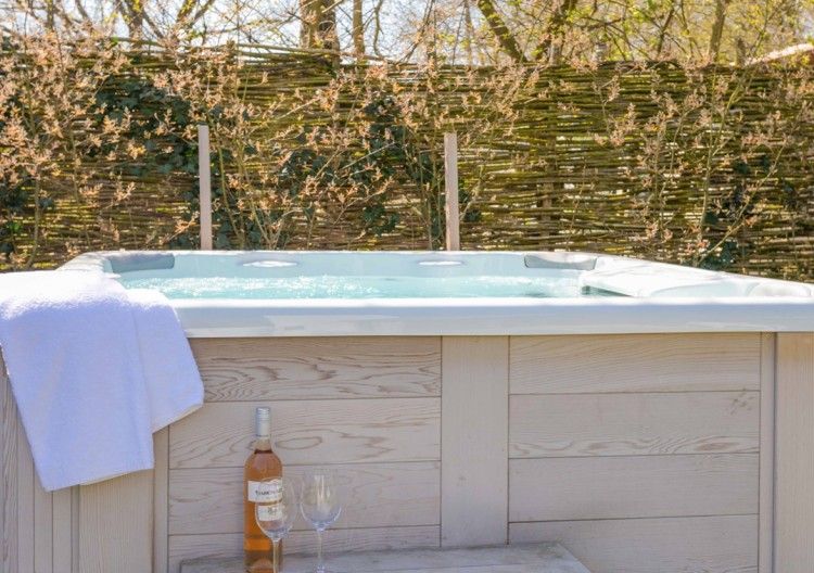 Relax in de whirlpool van Duynzoom 1 whirlpool & Sauna in De Koog, Texel, omgeven door natuur.