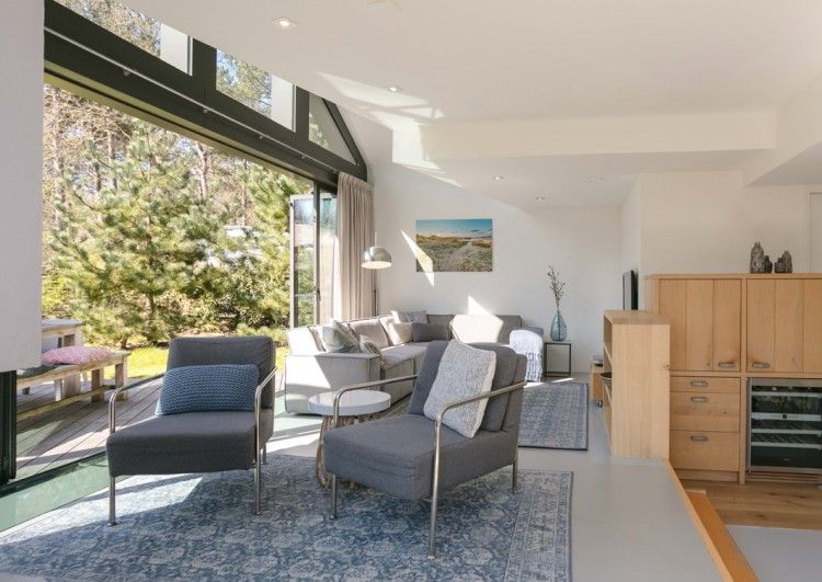 Lichte binnenruimte van Duynzoom 1 whirlpool & Sauna in De Koog, Texel met uitzicht op de tuin.