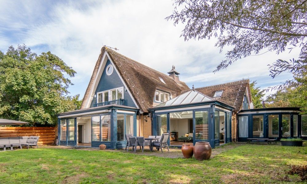 Kamerstraat 66 vacation home in De Koog Texel with spacious garden and terrace for relaxation.