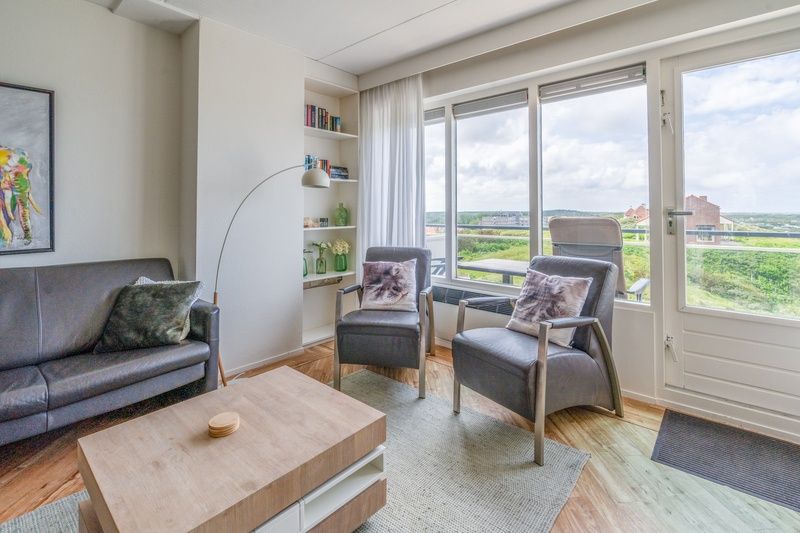 Stijlvolle binnenruimte van Appartement Juliana 146 Eiland en Zeezicht, De Koog, Texel met comfortabele stoelen.