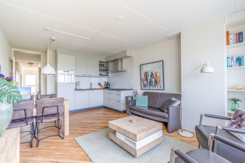Open keuken en woonkamer in Appartement Juliana 146 Eiland en Zeezicht, De Koog, Texel met moderne inrichting.