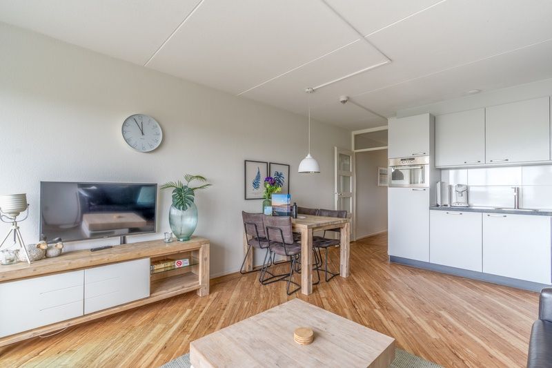 Eetkamer en keuken in Appartement Juliana 146 Eiland en Zeezicht, De Koog, Texel met houten vloer.