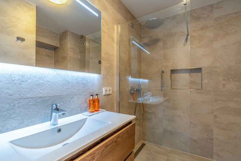 Luxe badkamer met inloopdouche in Appartement Juliana 146 Eiland en Zeezicht, De Koog, Texel.