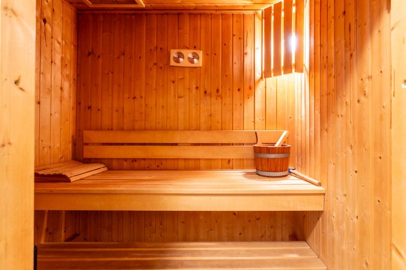 Houten sauna in Appartement Juliana 146 Eiland en Zeezicht, De Koog, Texel voor ultieme ontspanning.