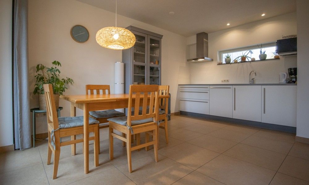 Moderne keuken en eetruimte in vakantiehuis Zusje van 17, De Koog, Texel voor een sfeervol verblijf.