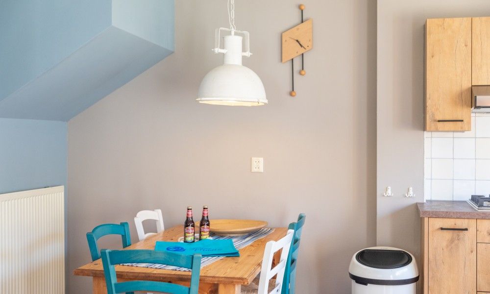 Moderne badkamer in Koetshuis vakantiehuis, De Koog, Texel met douche en tegelafwerking voor een ontspannen verblijf op de Waddeneilanden.