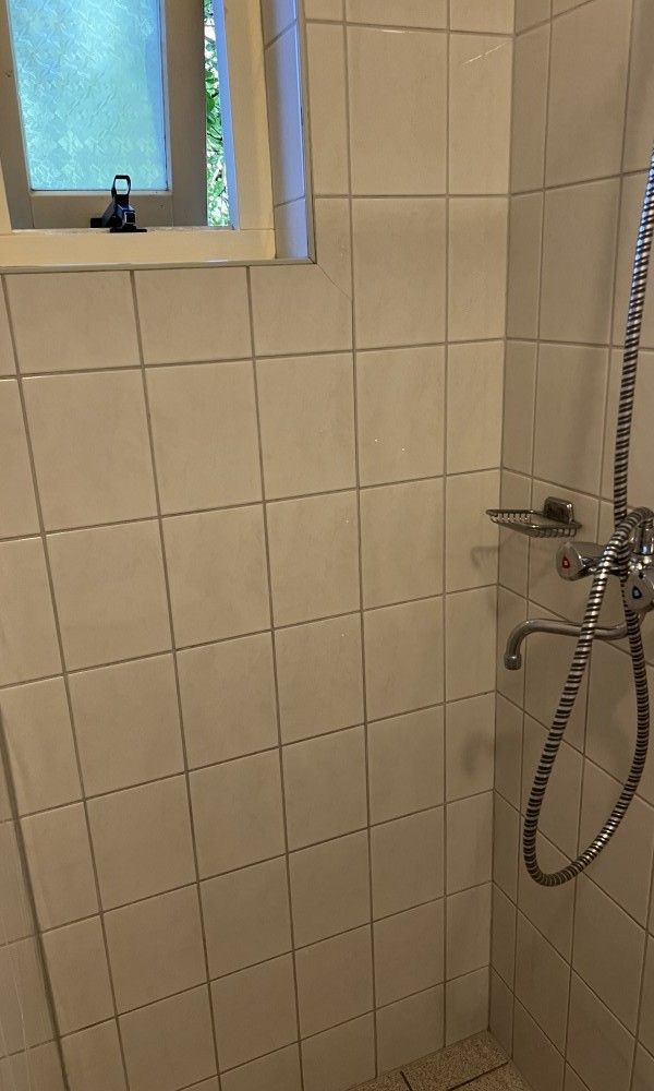 Gezellige slaapkamer in Koetshuis, een vakantiehuis in De Koog, Texel, met comfortabel tweepersoonsbed en sfeervolle verlichting.