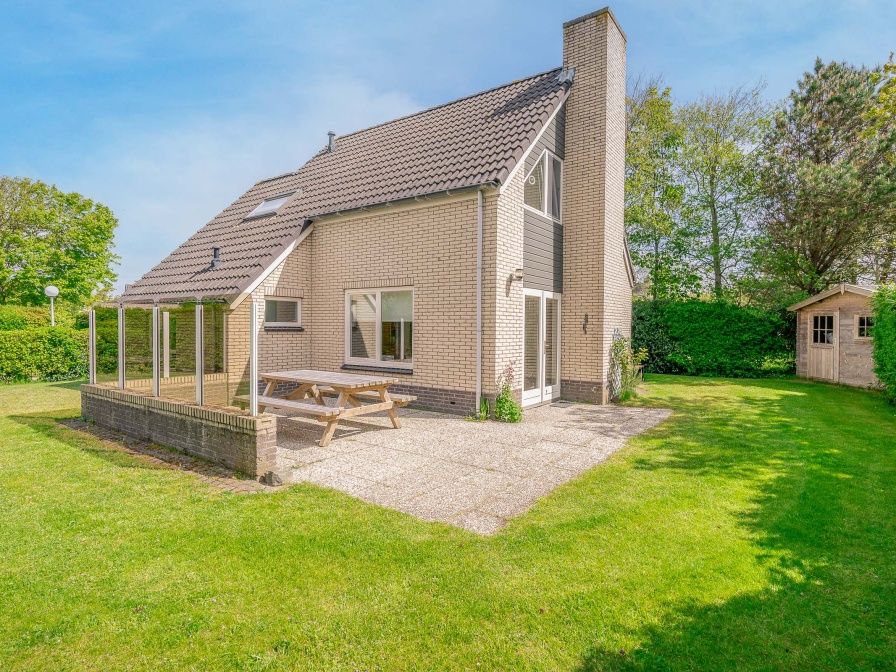 Ferienhaus Kamperfoelie 29 in De Koog Texel mit sonniger Terrasse und gruenem Garten.
