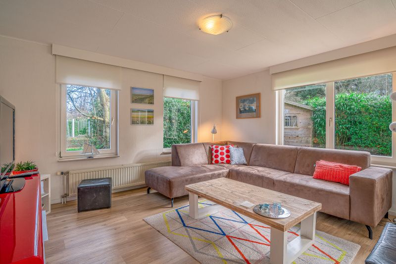 Gemuetliches Wohnzimmer des Ferienhauses Kamperfoelie 29 in De Koog Texel mit viel Licht.