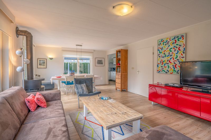 Geraeumiger Wohnraum im Ferienhaus Kamperfoelie 29 in De Koog Texel mit moderner Einrichtung.