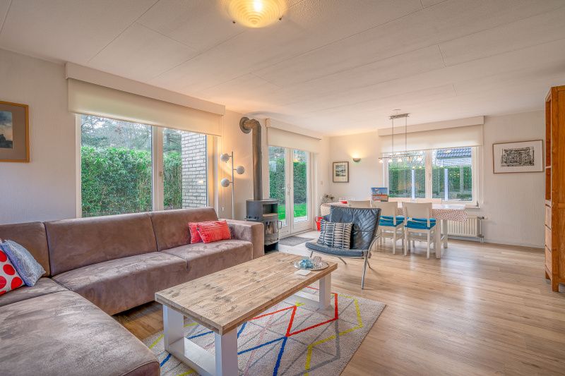 Helles Esszimmer im Ferienhaus Kamperfoelie 29 in De Koog Texel mit Blick auf den Garten.