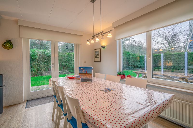 Essecke mit Gartenblick im Ferienhaus Kamperfoelie 29 in De Koog Texel fuer gemuetliche Mahlzeiten.