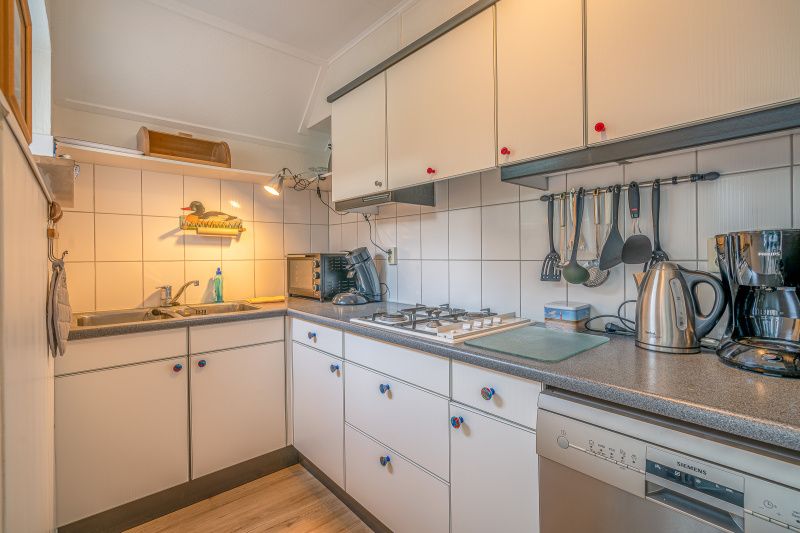 Voll ausgestattete Kueche im Ferienhaus Kamperfoelie 29 in De Koog Texel fuer komfortables Kochen.