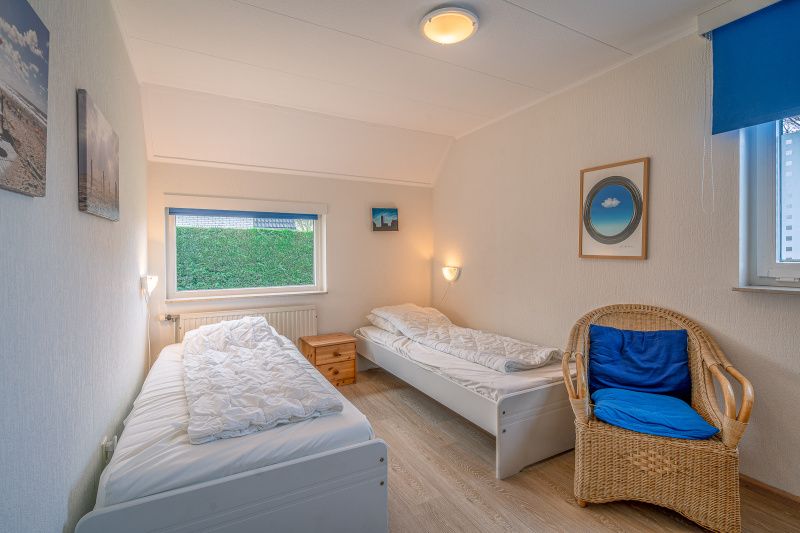 Schlafzimmer mit zwei Betten im Ferienhaus Kamperfoelie 29 in De Koog Texel fuer einen erholsamen Schlaf.