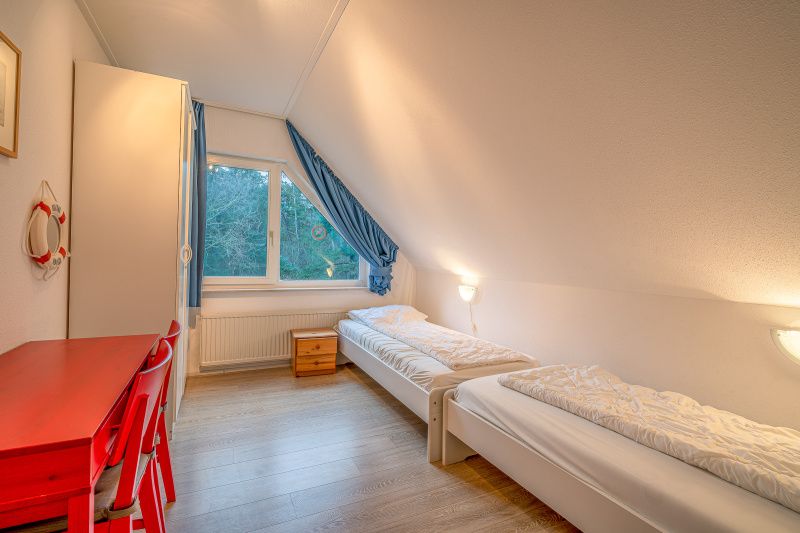 Zweites Schlafzimmer im Ferienhaus Kamperfoelie 29 in De Koog Texel mit gemuetlicher Einrichtung.