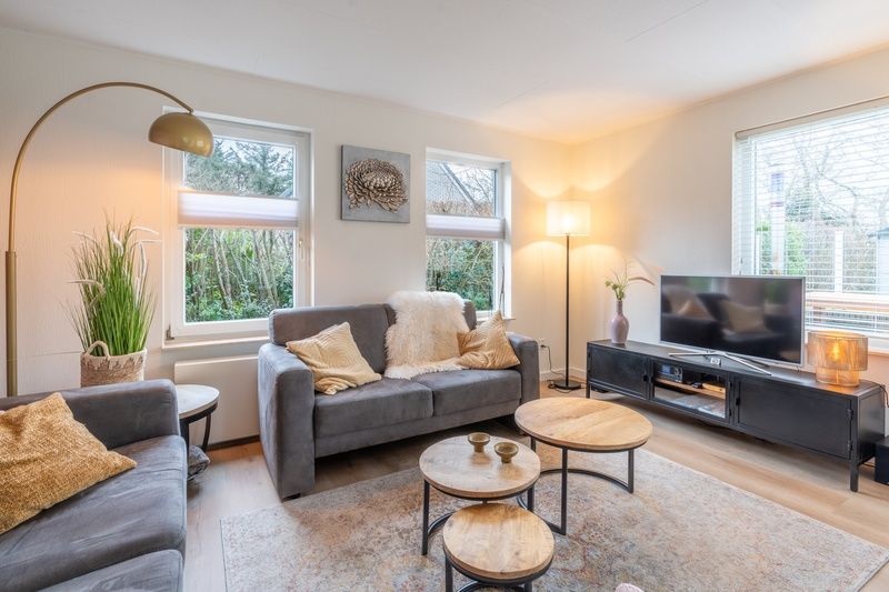 Helles, modern eingerichtetes Wohnzimmer des Ferienhauses Kamperfoelie 33 in De Koog, Texel.