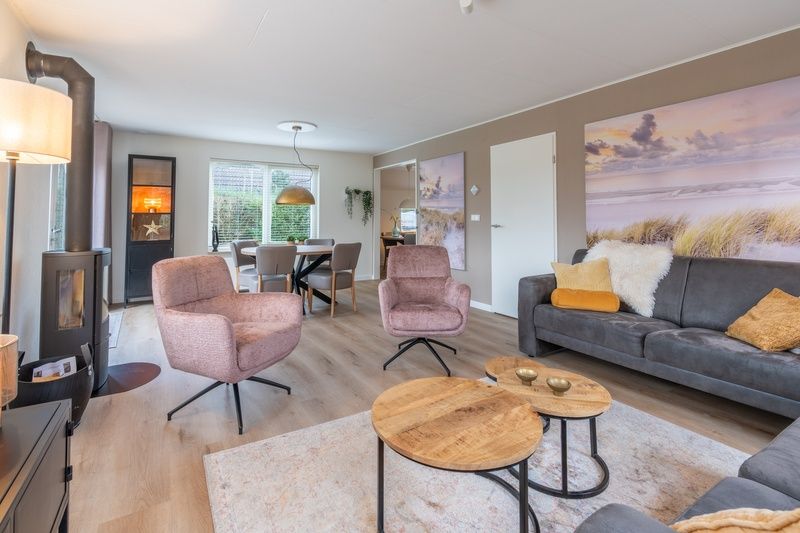 Stimmungsvolles Interieur des Ferienhauses Kamperfoelie 33 in De Koog, Texel mit Kamin.