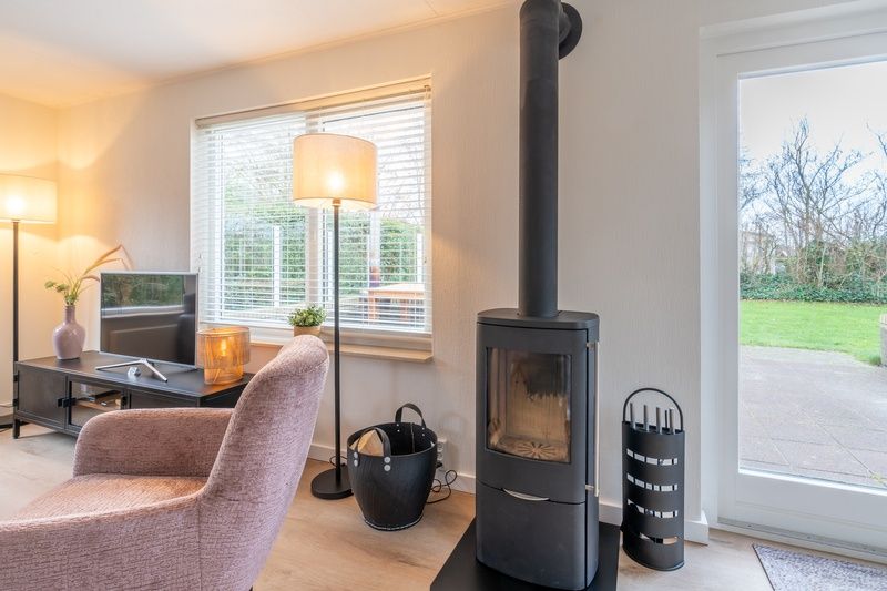 Gemuetliche Sitzecke mit Kamin im Ferienhaus Honeysuckle 33 in De Koog, Texel.