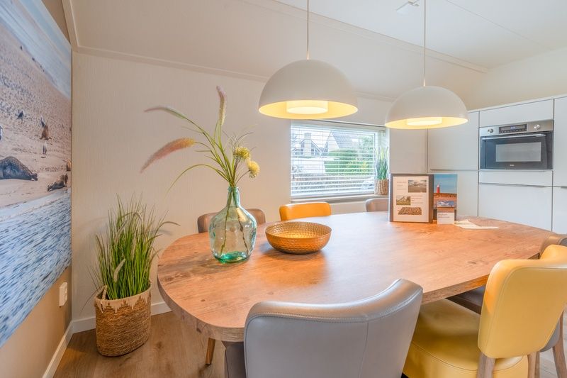 Moderne Kueche im Ferienhaus Kamperfoelie 33 in De Koog, Texel mit grossem Esstisch.