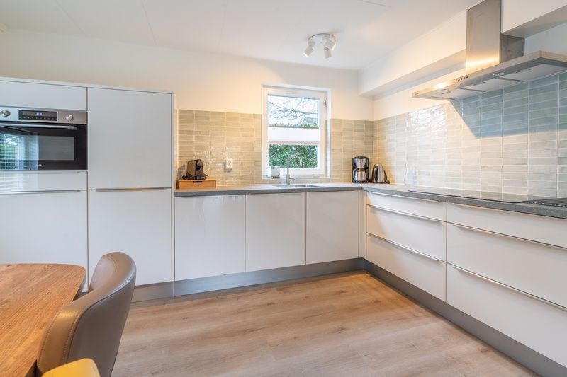 Stilvolle Kueche des Ferienhauses Kamperfoelie 33 in De Koog, Texel mit modernen Geraeten.