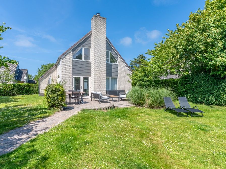 Vacation home Honeysuckle 95 in De Koog, Texel with sunny terrace and green garden on the Wadden Islands.