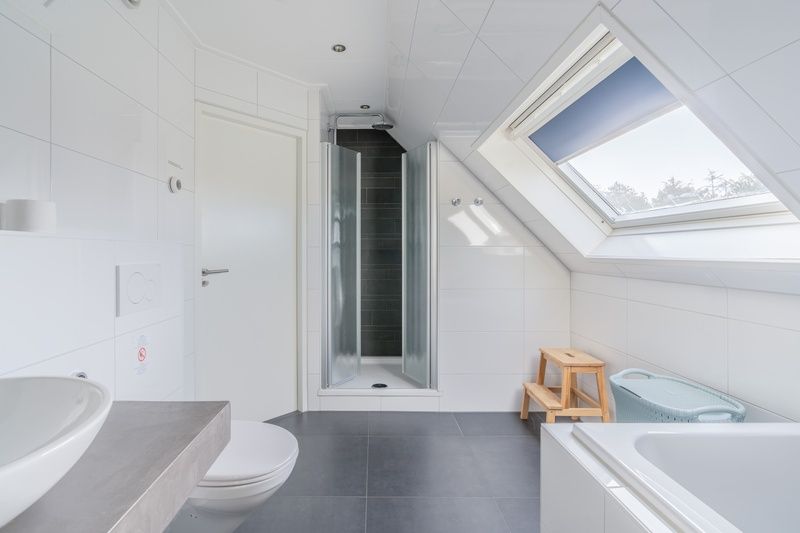 Modern bathroom in Holiday home Kamperfoelie 95, De Koog, Texel with shower and natural light via skylight.