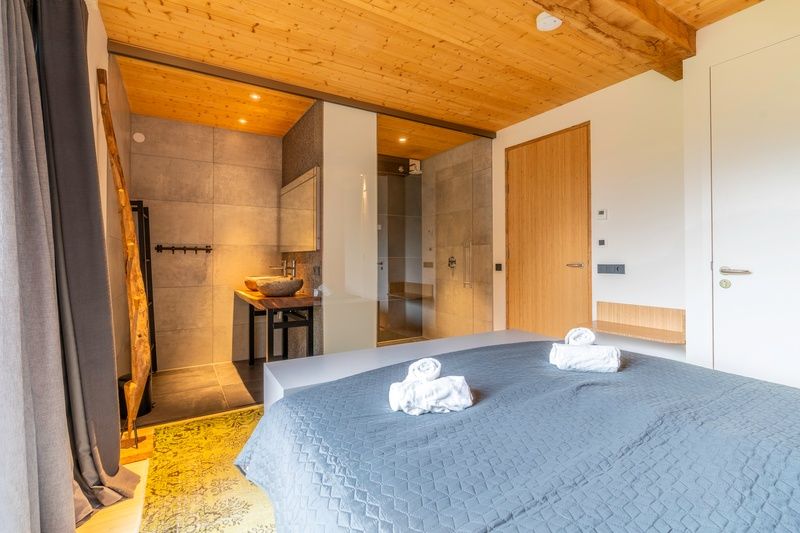 Luxury bedroom with en-suite bathroom in Villa 191 with Hot tub, De Koog, Texel, for ultimate relaxation.