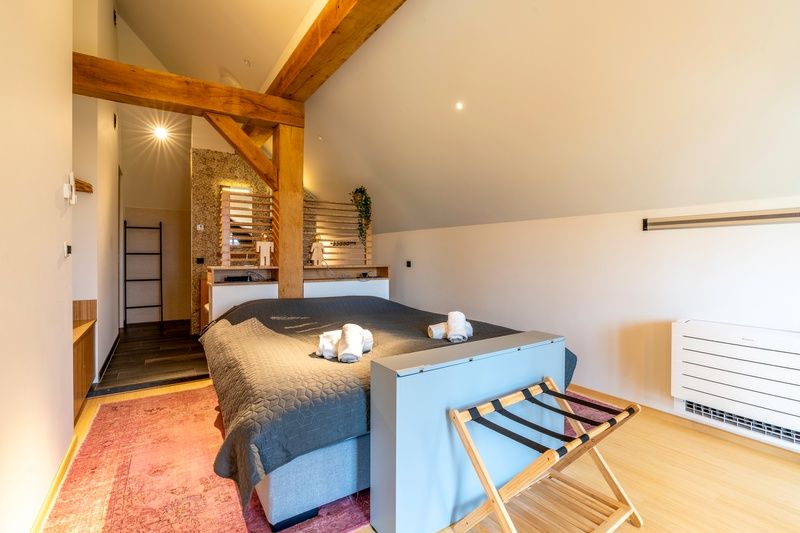 Spacious upper floor in Villa 191 with Hot tub, De Koog, Texel, with comfortable bed and modern facilities.