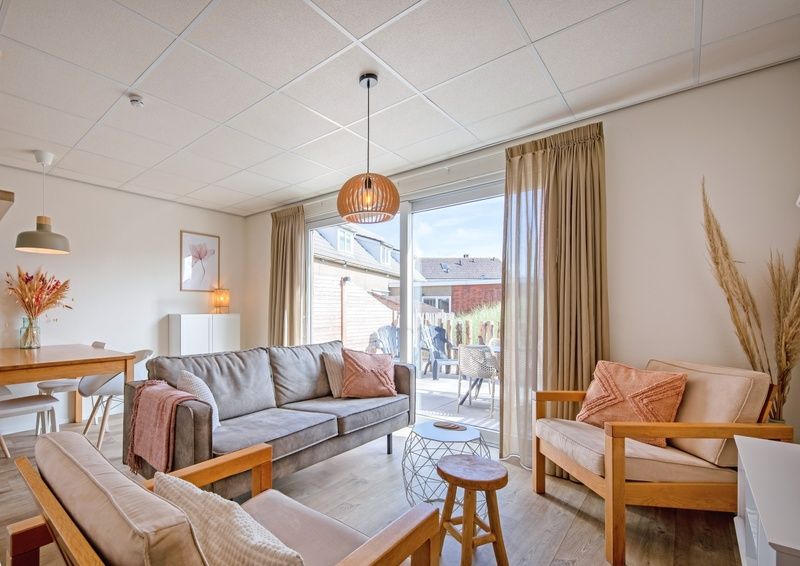 Gezellige woonkamer in De Duinroos vakantiehuis, De Koog, Texel met comfortabele zitruimte.