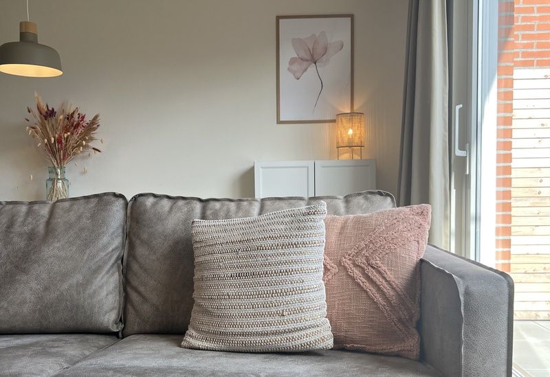 Comfortabele bank in De Duinroos vakantiehuis, De Koog, Texel met sfeervolle decoratie.