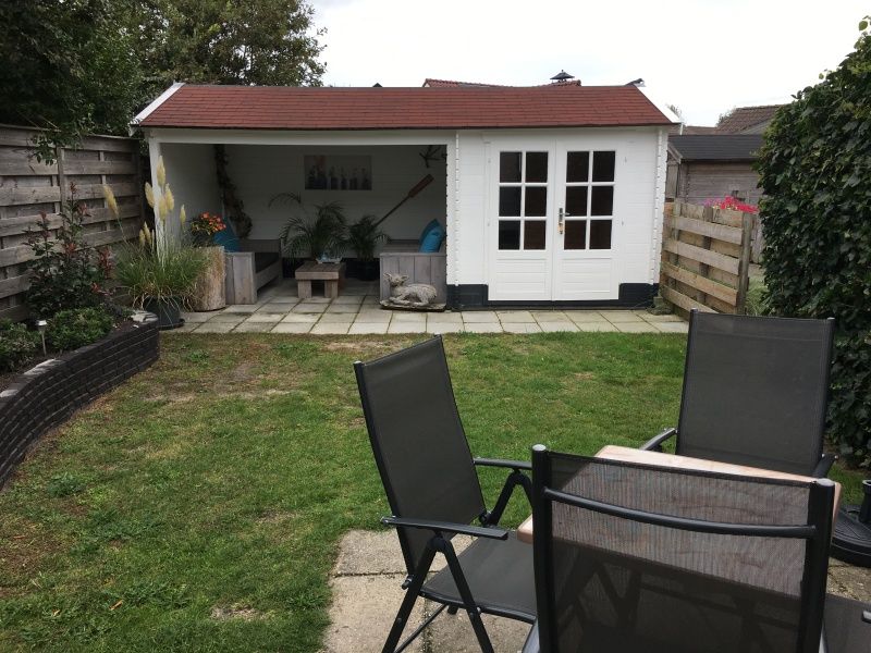 Geraeumige Terrasse am Ferienhaus Jutter in De Koog, Texel, ideal zum Entspannen.