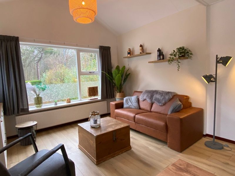 Stilvolles Wohnzimmer im Ferienhaus Jutter, De Koog, Texel mit viel Licht.