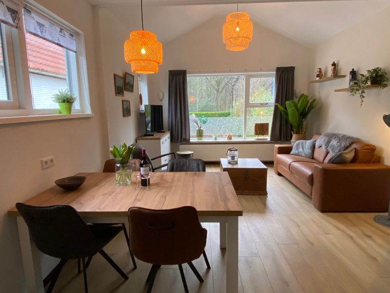 Essecke im modern eingerichteten Ferienhaus Jutter, De Koog, Texel.