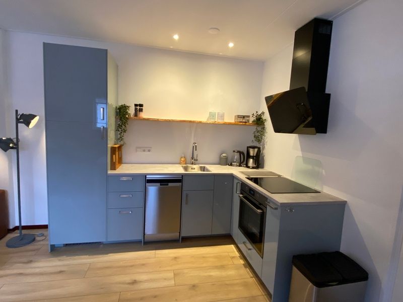 Elegantes Kuechendesign im Ferienhaus Jutter, De Koog, Texel fuer kulinarische Abenteuer.