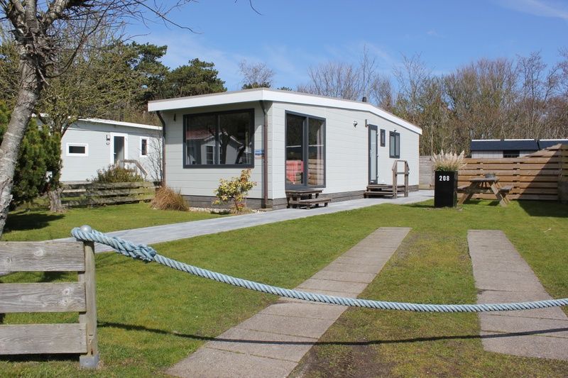 Vakantiehuis Chalet Bregkoog 208 in De Koog, Texel, met een uitnodigend terras en een rustige omgeving op de Waddeneilanden.