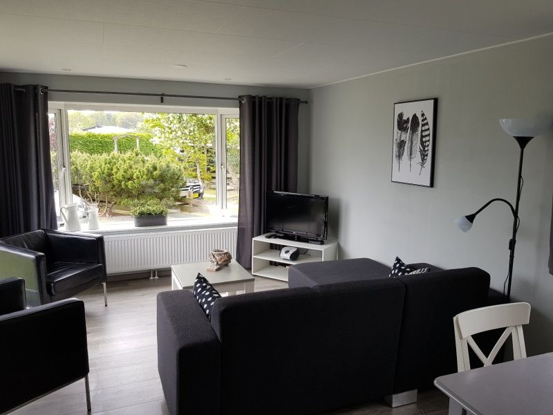 Chalet Bregkoog 208, een vakantieaccommodatie in De Koog, Texel, met een modern interieur en comfortabele voorzieningen.
