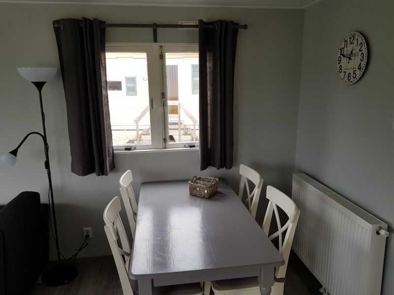 Eethoek in Chalet Bregkoog 208, De Koog, Texel, met stijlvolle inrichting en uitzicht op de rustige omgeving.