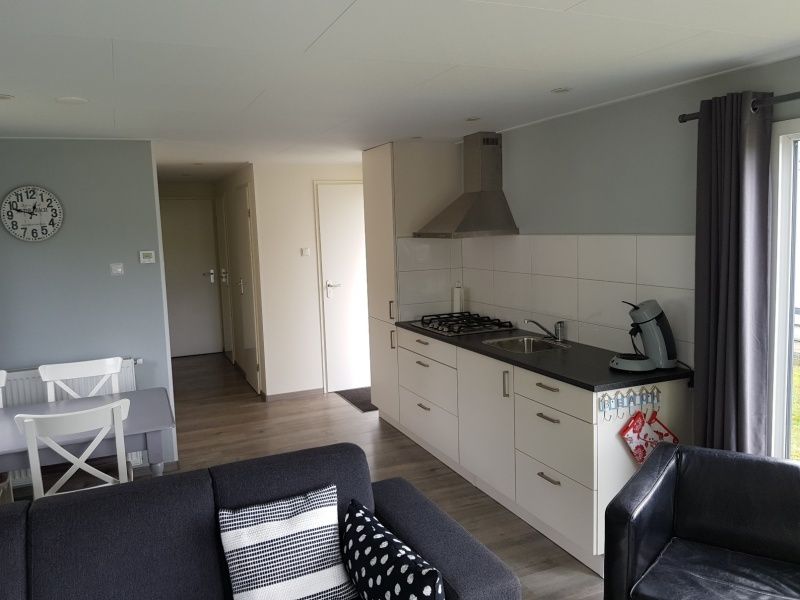 Volledig uitgeruste keuken in Chalet Bregkoog 208, De Koog, Texel, met moderne apparatuur voor een comfortabel verblijf.