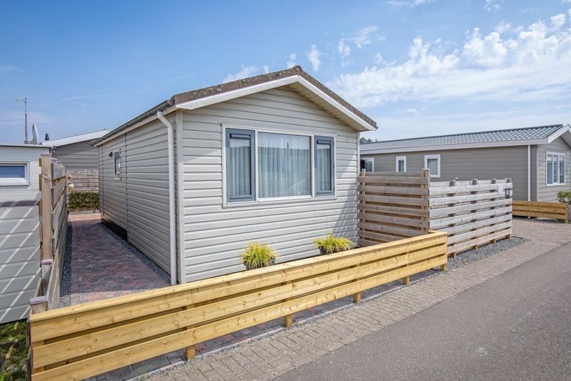 Chalet Bregkoog 88 op Texel heeft een uitnodigende entree met een schilderachtig uitzicht in Chaletpark Bregkoog, De Koog.