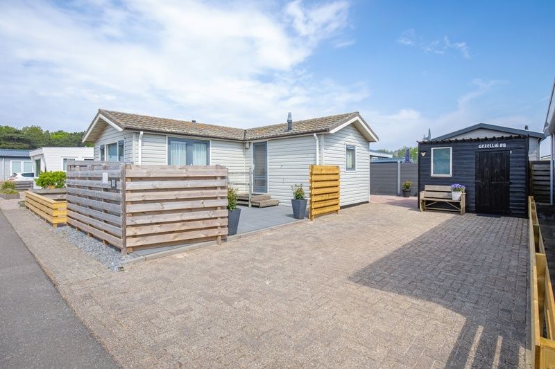 Ruim terras bij Chalet Bregkoog 88 in De Koog, Texel, ideaal voor ontspanning op het Chaletpark Bregkoog.