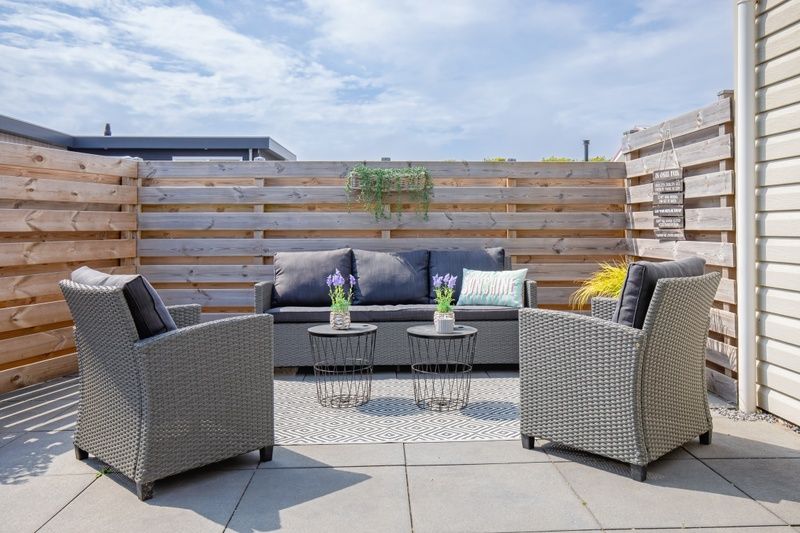 Gezellige zithoek op het terras van Chalet Bregkoog 88 in De Koog, Texel, perfect voor buitenleven op Chaletpark Bregkoog.