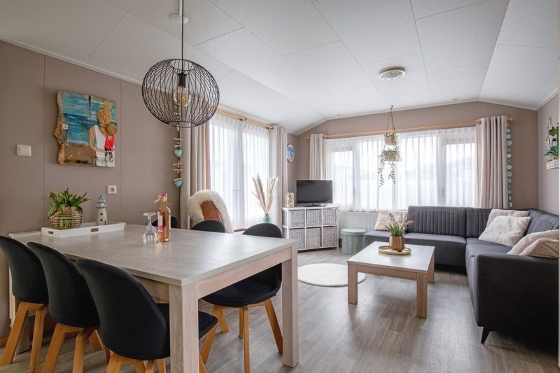 Moderne eetkamer in Chalet Bregkoog 88, De Koog, Texel, biedt comfort en stijl op Chaletpark Bregkoog.